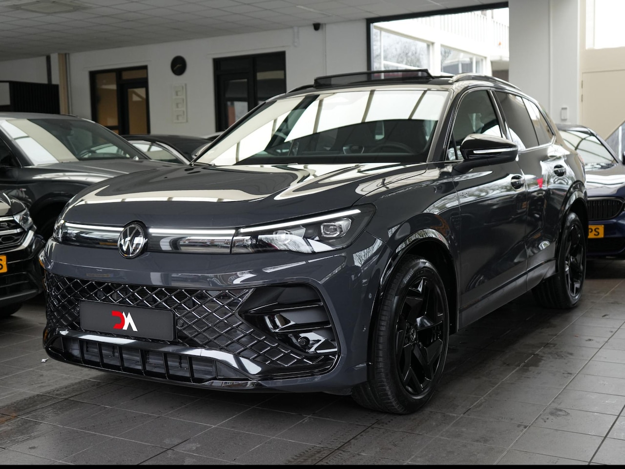 Volkswagen Tiguan - 1.5 eTSI R-Line Black Edition | CAMERA | SFEER | PANO| Harman kardon| - AutoWereld.nl