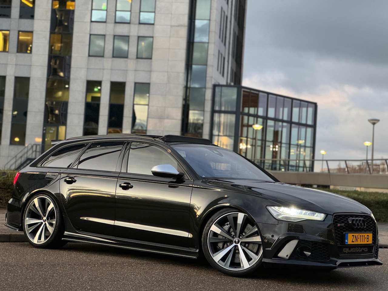 Audi RS6 - 4.0 TFSI V8 EXCLUSIVE B&O.Carbon.Pano.21''AKRAPOVIC - AutoWereld.nl