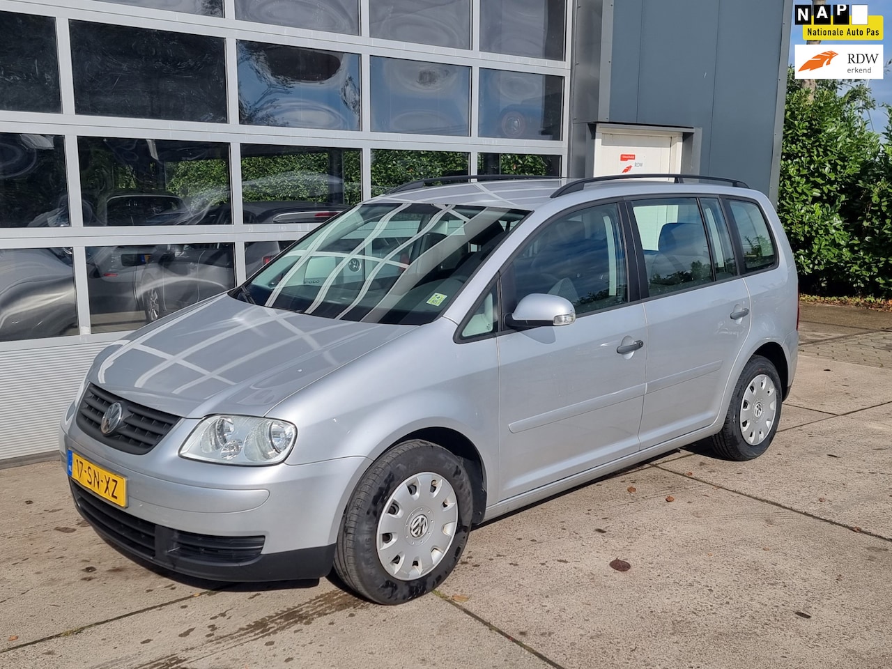 Volkswagen Touran - 1.6-16V FSI Business 1.6-16V FSI Business - AutoWereld.nl