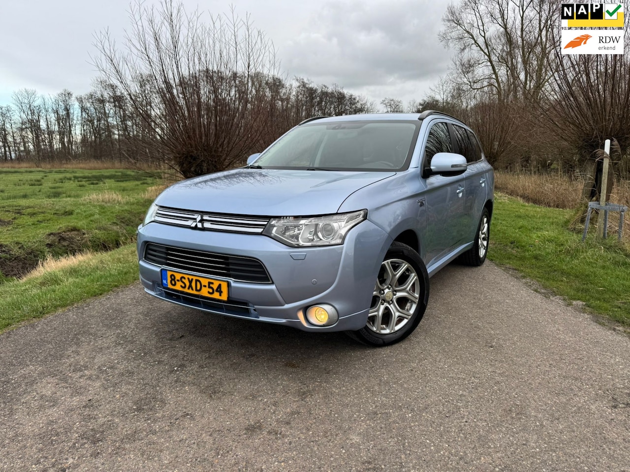 Mitsubishi Outlander - 2.0 PHEV Instyle / Automaat / LM Velgen / Leder/ Camera / Schuifkanteldak / Elektrische kl - AutoWereld.nl