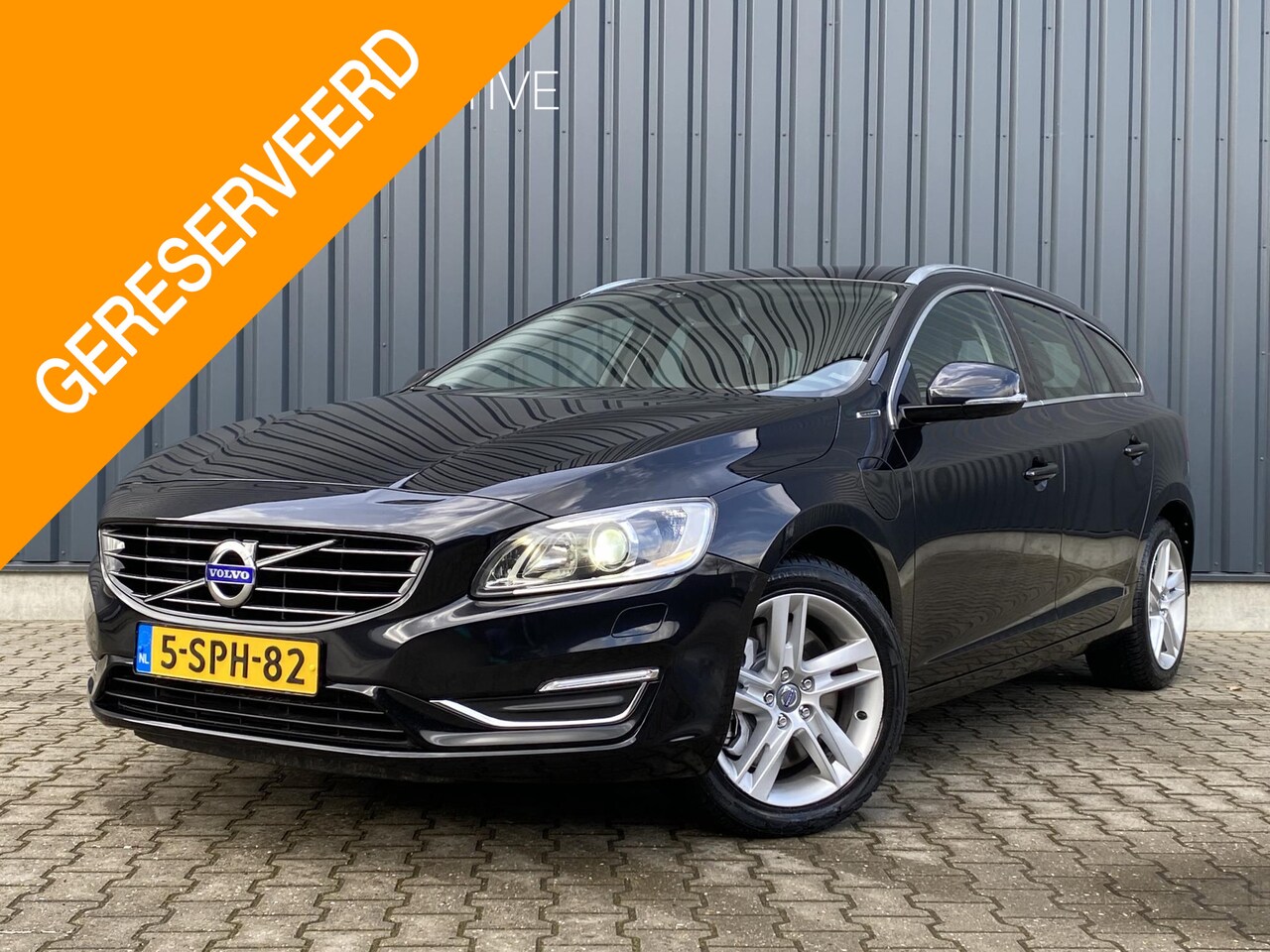 Volvo V60 - 2.4 D6 AWD Plug-In Hybrid Summum trekhaak Leder Navi Stoelverwaming - AutoWereld.nl