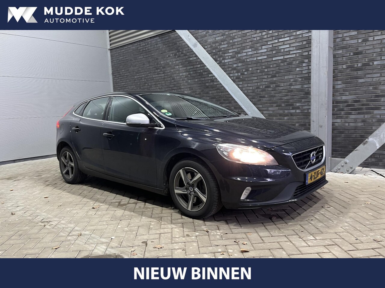 Volvo V40 - 2.0 D4 R-Design | 190Pk! | Navigatie | PDC Achter | Afneembare Trekhaak | Cruise Control - AutoWereld.nl