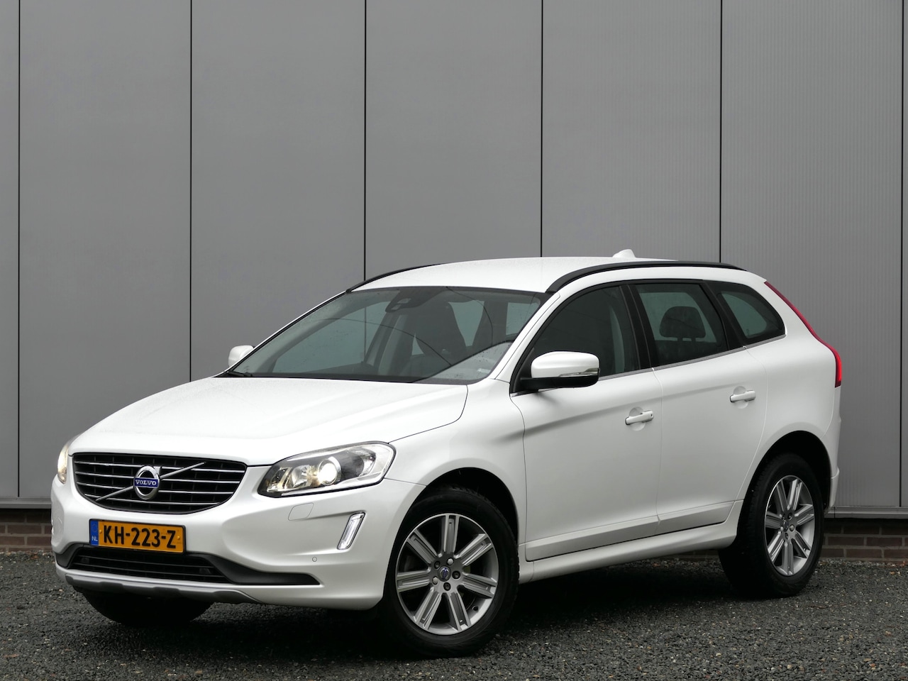 Volvo XC60 - T5 Nordic+ Xenon / Afneembare trekhaak / Navi / Leer - AutoWereld.nl