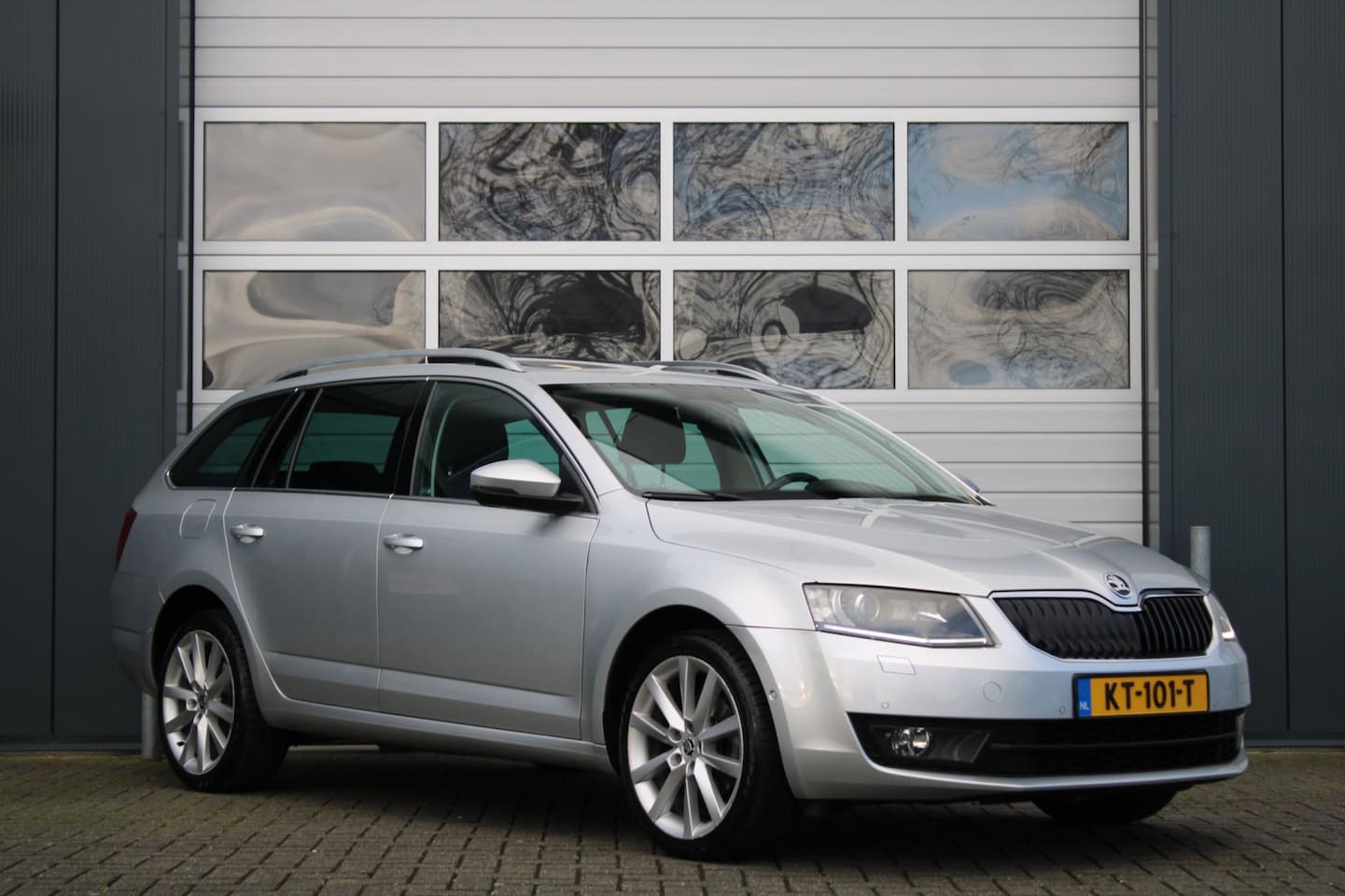 Skoda Octavia Combi - 1.4 TSI Greentech Style Business DSG Clima/Cruise/Navi/Xenon/Keyless/Panodak/Bluetooth/App - AutoWereld.nl