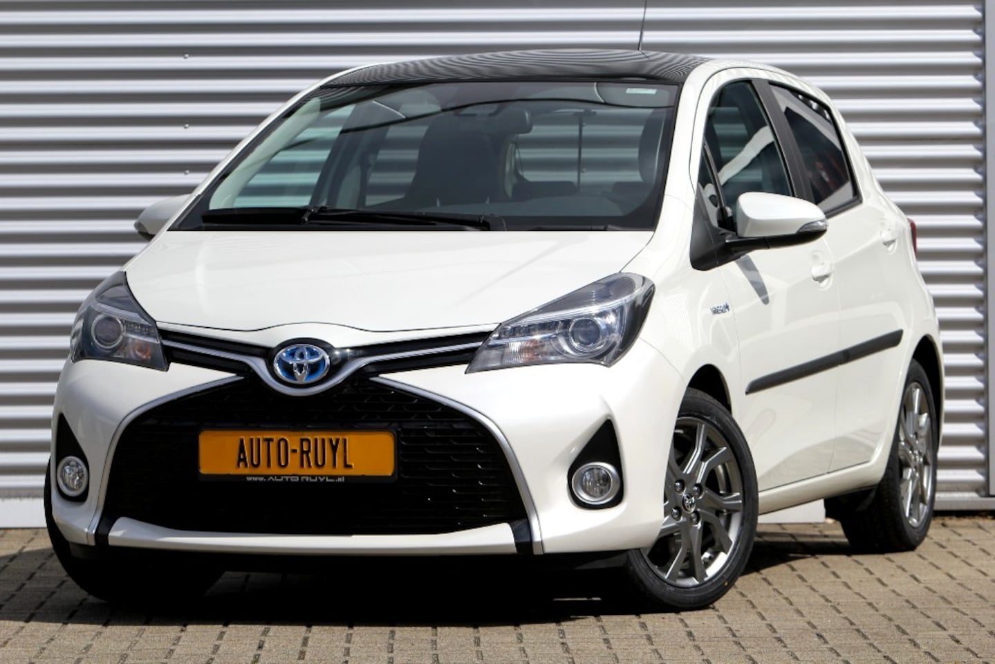 Toyota Yaris - 1.5 Hybrid Dynamic Panoramadak / Navi / Camera - AutoWereld.nl