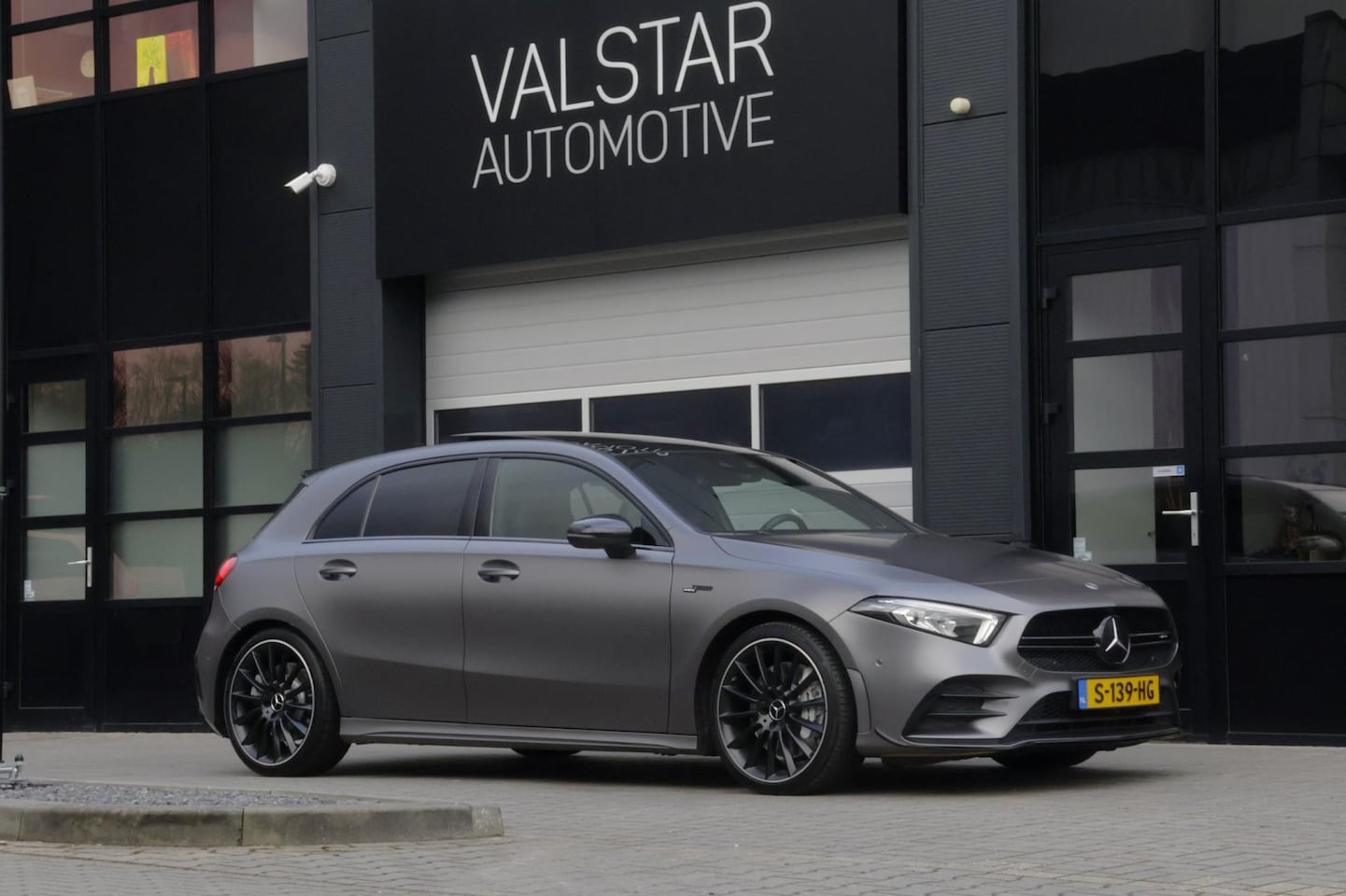 Mercedes-Benz A-klasse - AMG 35 4MATIC | BURMESTER | PANO | SFEERVERLICHTING - AutoWereld.nl