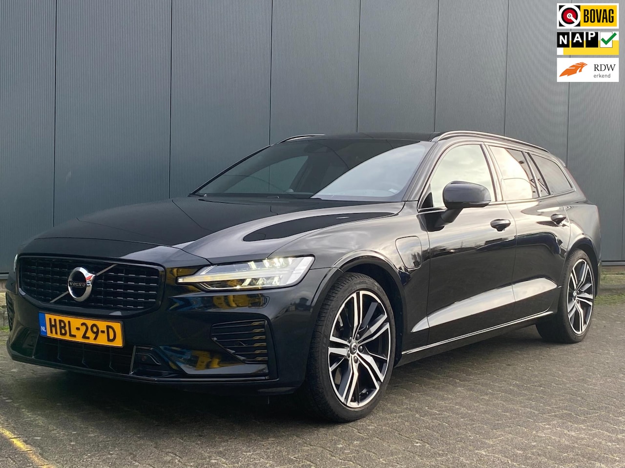 Volvo V60 - 2.0 T6 Recharge AWD R-Design | Head-Up Display | Bowers & Wilkins | Panoramadak| Leder - AutoWereld.nl