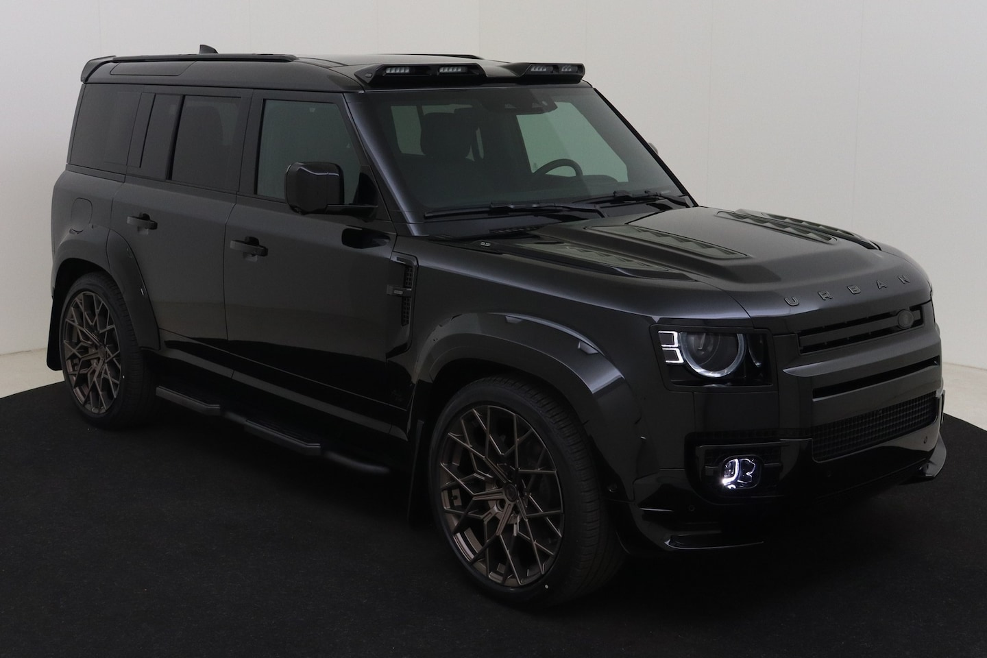 Land Rover Defender 110 - URBAN WIDETRACK P300e 110 X-Dynamic HSE Carbon Bonnet & 23" Wheels - AutoWereld.nl