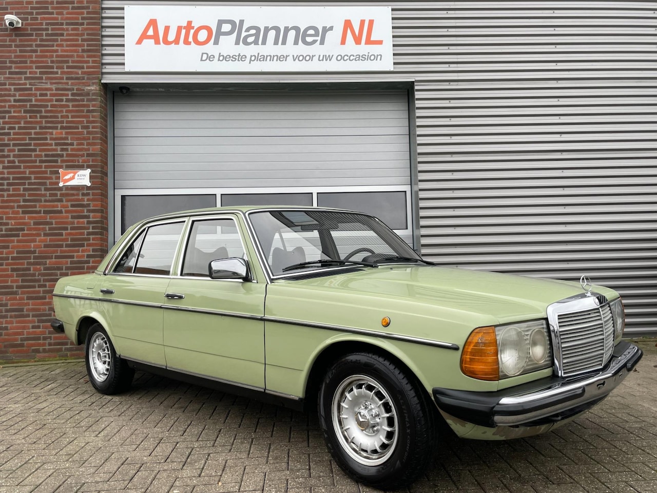 Mercedes-Benz 200-280 (W123) - 200 D! Belastingvrij! Oldtimer! - AutoWereld.nl