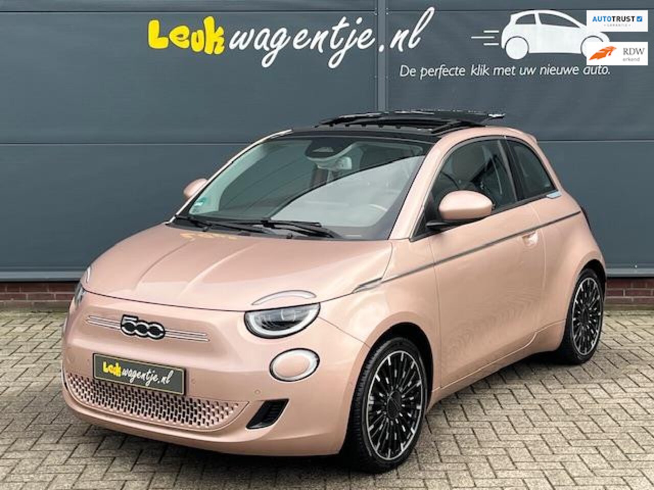 Fiat 500e - Icon 42 kWh *schuifdak *magic eye *17 inch *rosé - AutoWereld.nl