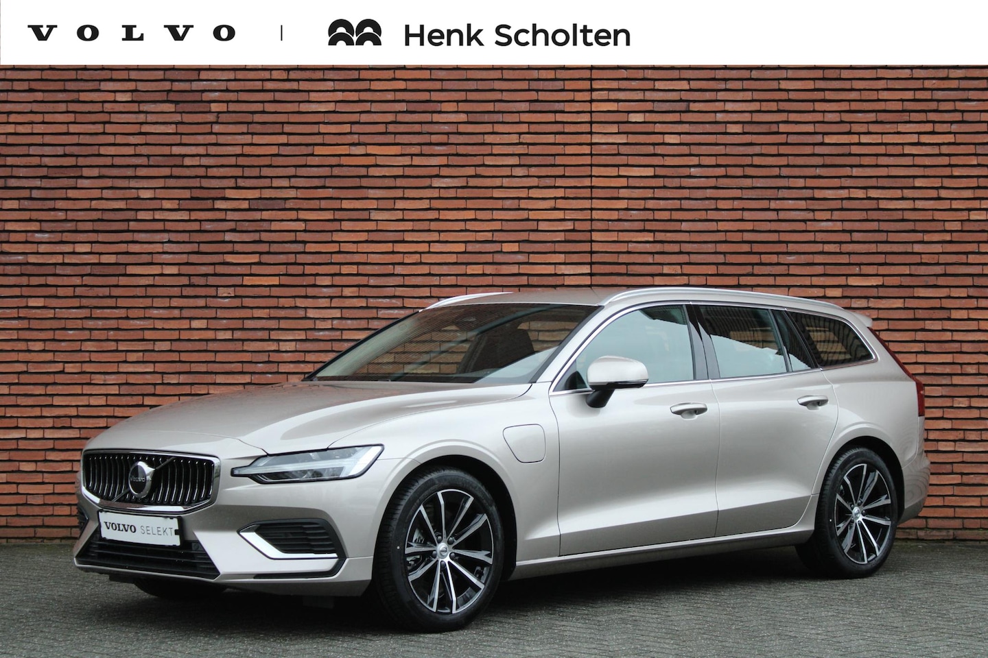 Volvo V60 - T6 Plug-in hybrid AWD Essential Edition | 18″ 5-Dubbel Spaaks Black Diamond Cut | Verwarmb - AutoWereld.nl