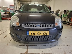 Ford Fiesta - 1.4-16V Futura XL NAP, airco, LM velgen, trekhaak, centrale deurvergr, elektrische ramen