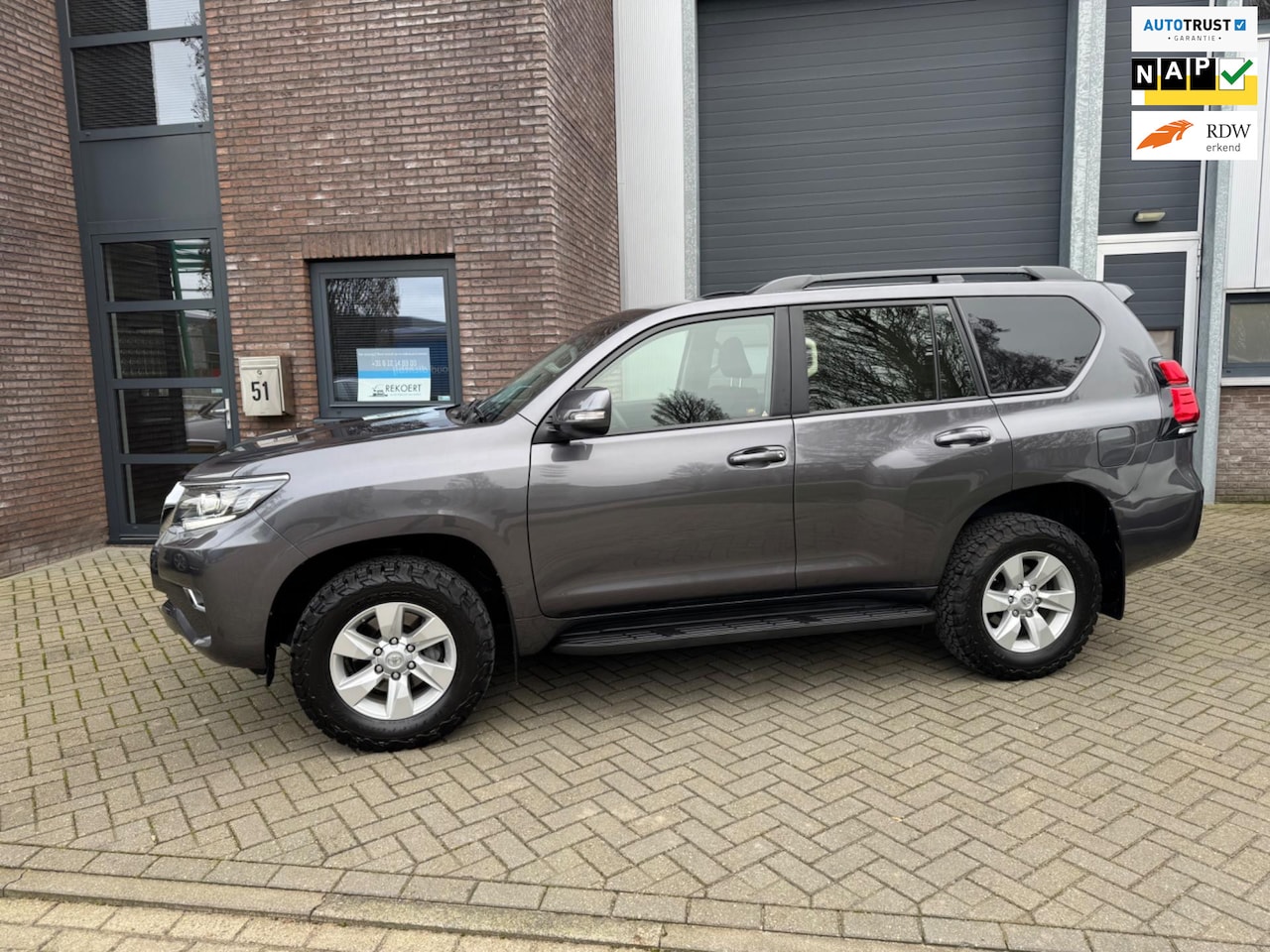 Toyota Land Cruiser - 2.8 D-4D 204PK Window Van, Standkachel, LED, Navi, Camera, 3500KG, etc. - AutoWereld.nl