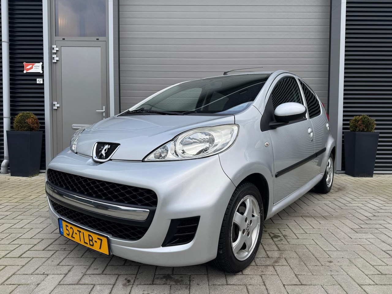 Peugeot 107 - 1.0-12V Black & Silver - AutoWereld.nl