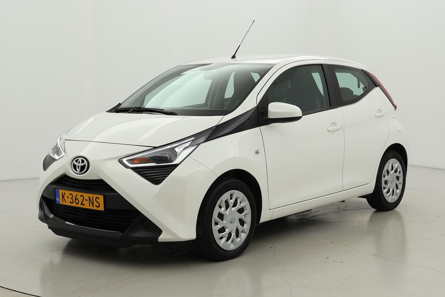 Toyota Aygo - 1.0 VVT-i x-play | Fietsensteun | Apple Carplay / Android Auto - AutoWereld.nl