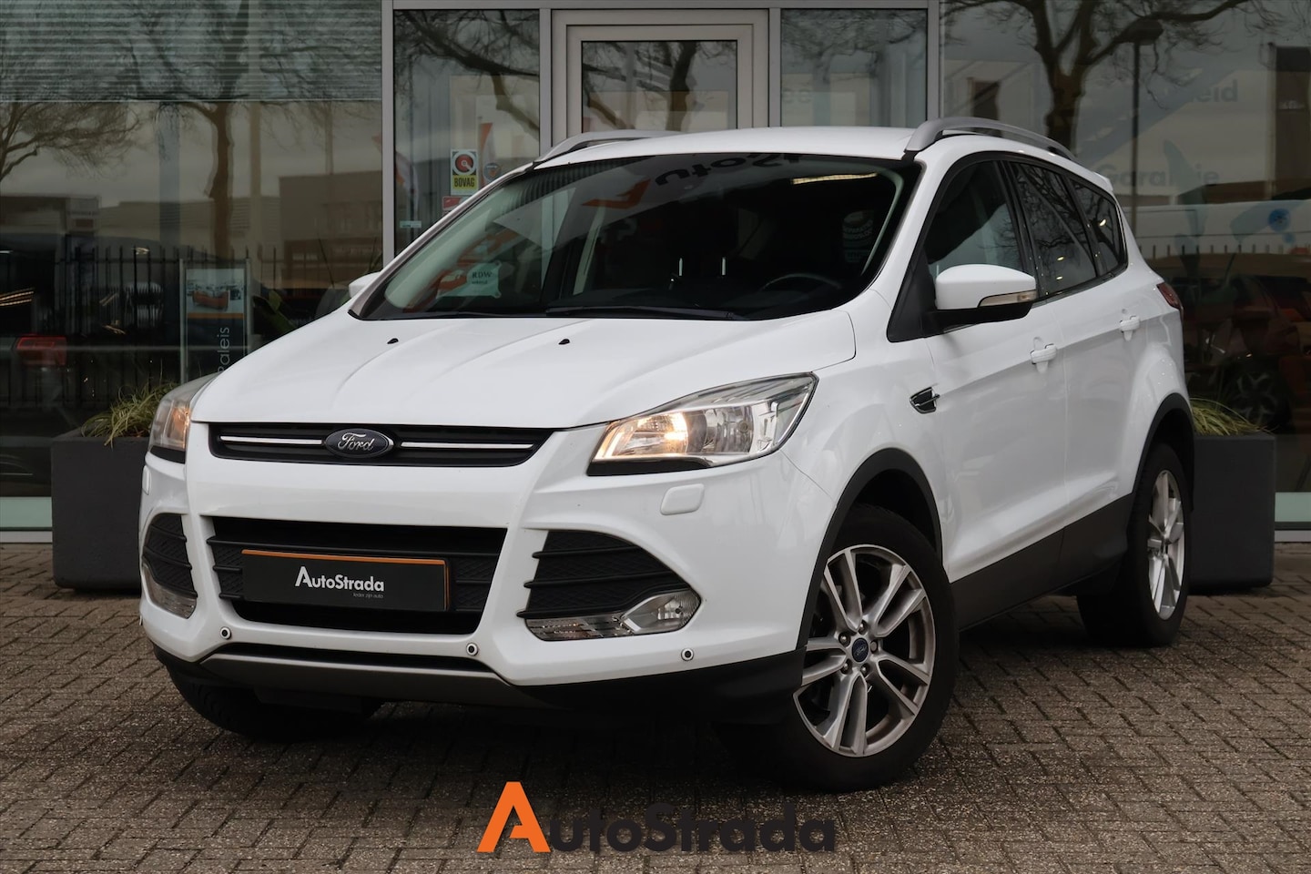 Ford Kuga - 1.5 EcoBoost 120pk 2WD I Navigatie I Climate I Cruise I Stoelverwarming I Trekhaak - AutoWereld.nl