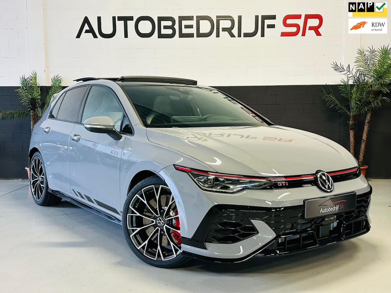 Volkswagen Golf - 2.0 TSI GTI CLUBSPORT 2025 Splinternieuw! Akrapovic! Leer! Head up! 360 BOMVOL!! - AutoWereld.nl