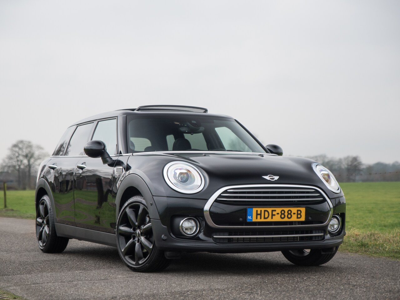 MINI Clubman - 1.5 Cooper Chili Serious Business PANO H&K LEER - AutoWereld.nl