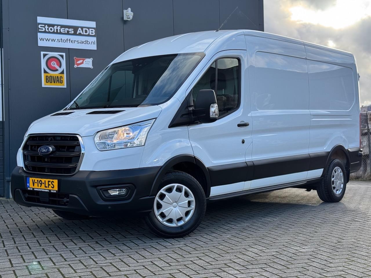 Ford Transit - 350 2.0 EcoBlue 130pk L3H2 Trend | Navi | Camera | BLIS | Winterpack | Airco | Bluetooth | - AutoWereld.nl