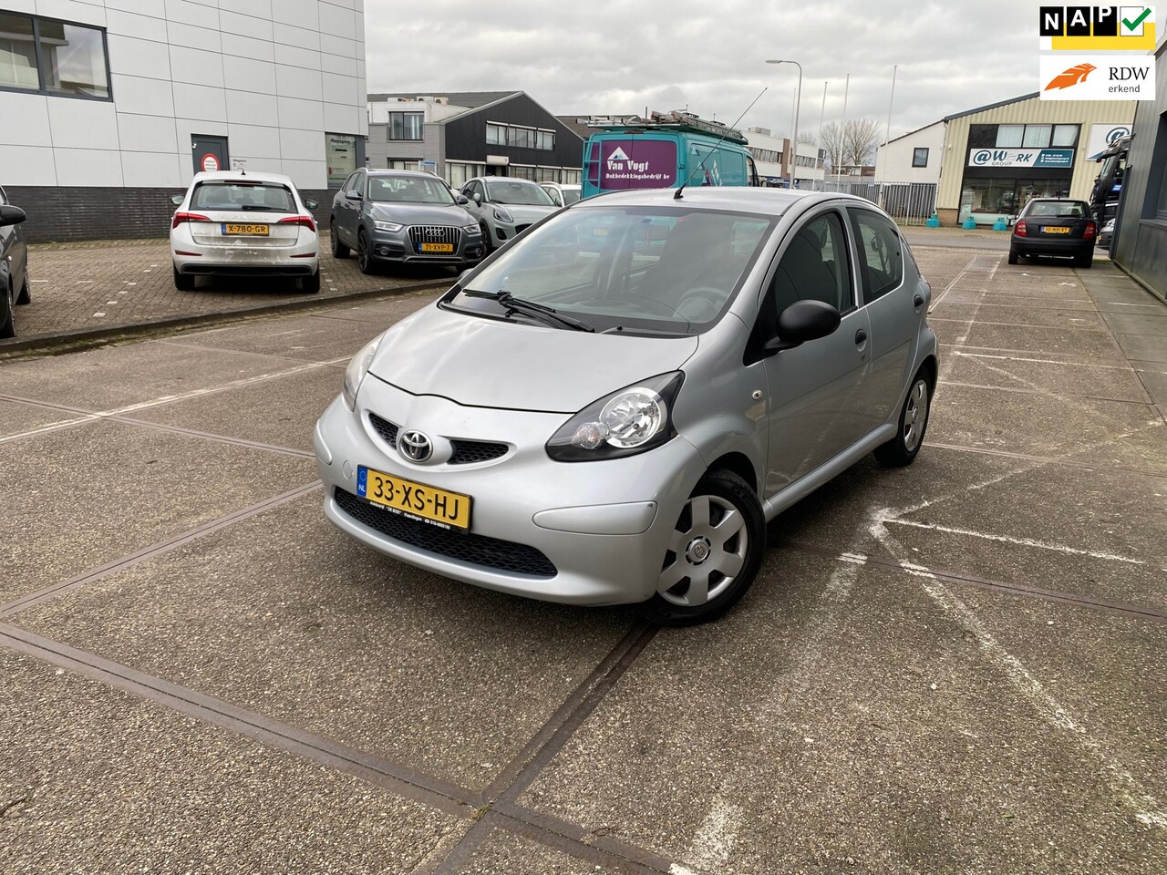 Toyota Aygo - 1.0-12V/5drs/nap/1jaar apk/ dealeronderhouden/ airco/ zeer nette auto. - AutoWereld.nl