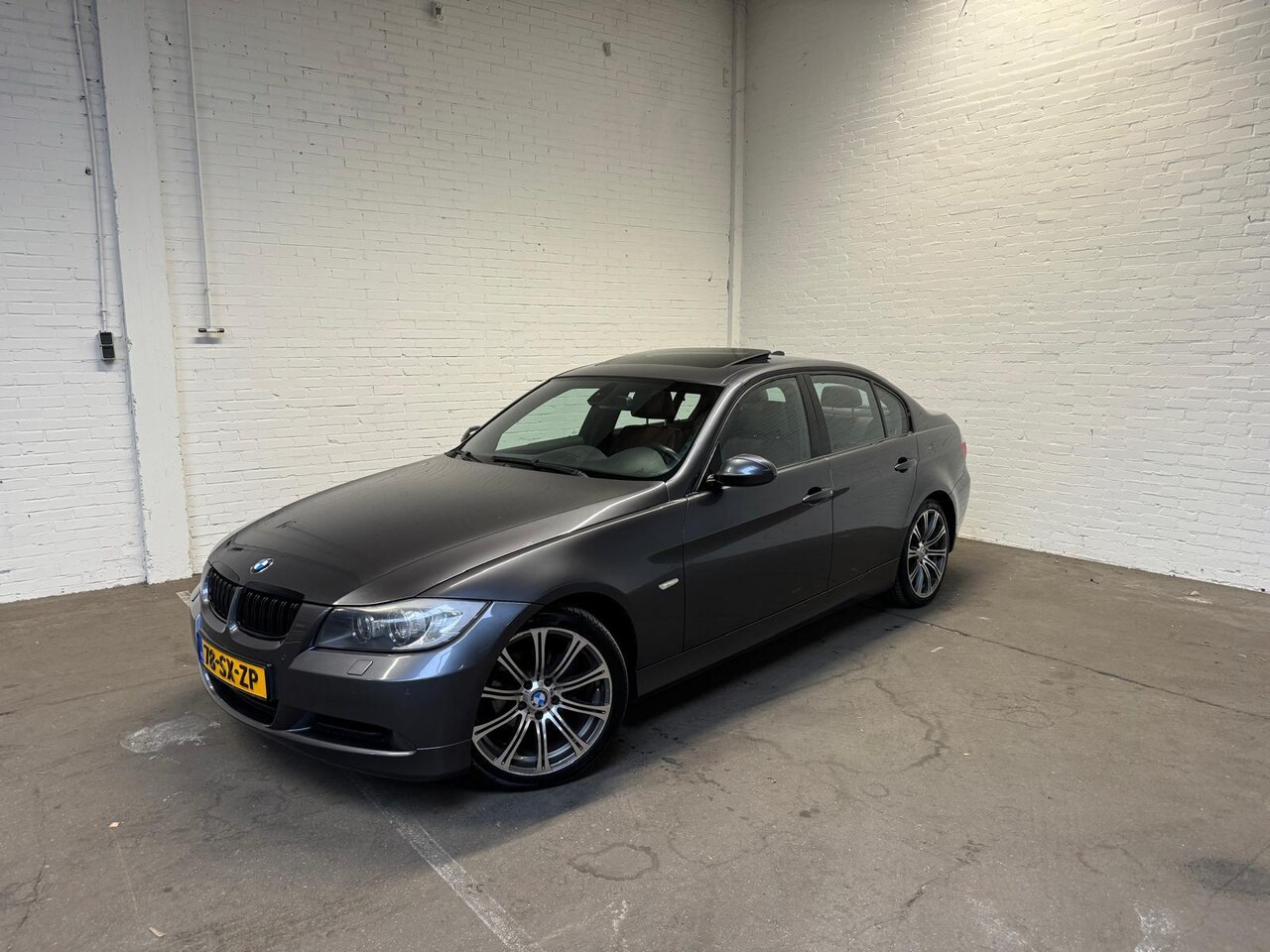 BMW 3-serie - 320i Graphite M-pakket|Navi|Pano|Leder - AutoWereld.nl