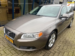 Volvo V70 - 2.5T Momentum Automaat / LEER / XENON / TREKHAAK