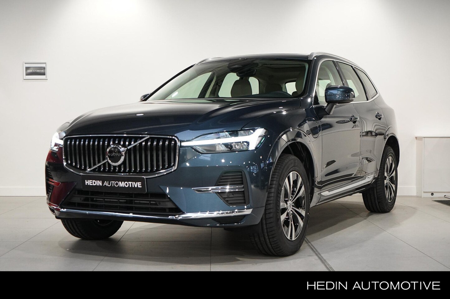 Volvo XC60 - T6 Plug-in hybrid AWD Essential Edition Bright Volvo XC60 2.0 Recharge T6 AWD Essential Ed - AutoWereld.nl