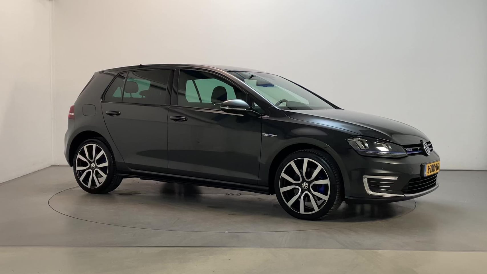 Volkswagen Golf - 1.4 TSI GTE Leder Stoelverwarming Navigatie Parkeersensoren - AutoWereld.nl