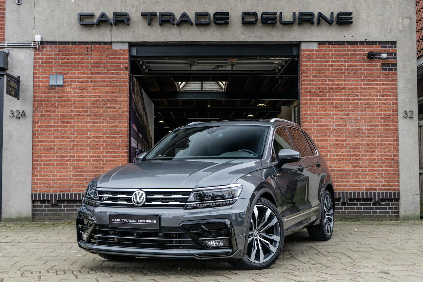 Volkswagen Tiguan - 2.0 TSI 4Motion R-Line Pano / Camera / Trekhaak - AutoWereld.nl