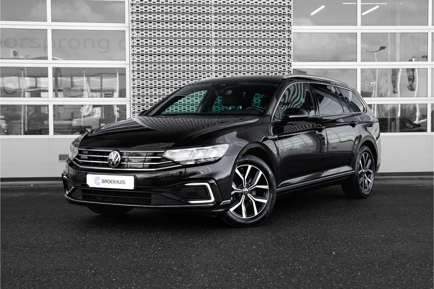 Volkswagen Passat Variant - 1.4 TSI PHEV GTE Business | Alcantara| Camera | Stoelverwarming | Navigatie - AutoWereld.nl