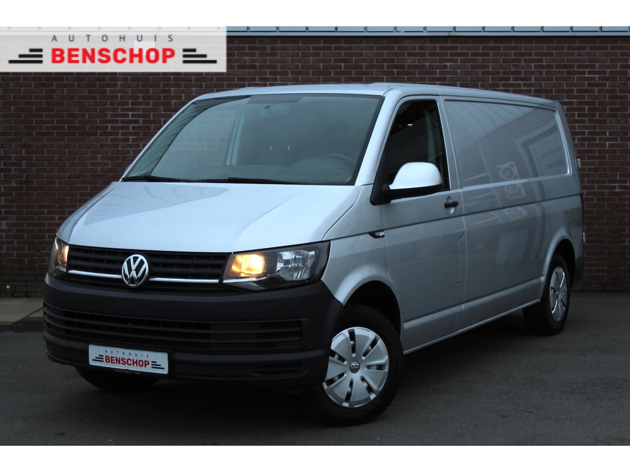 Volkswagen Transporter - 2.0 TDI 140PK L2H2 |TREKHAAK|AIRCO|ACHTERDEUREN - AutoWereld.nl