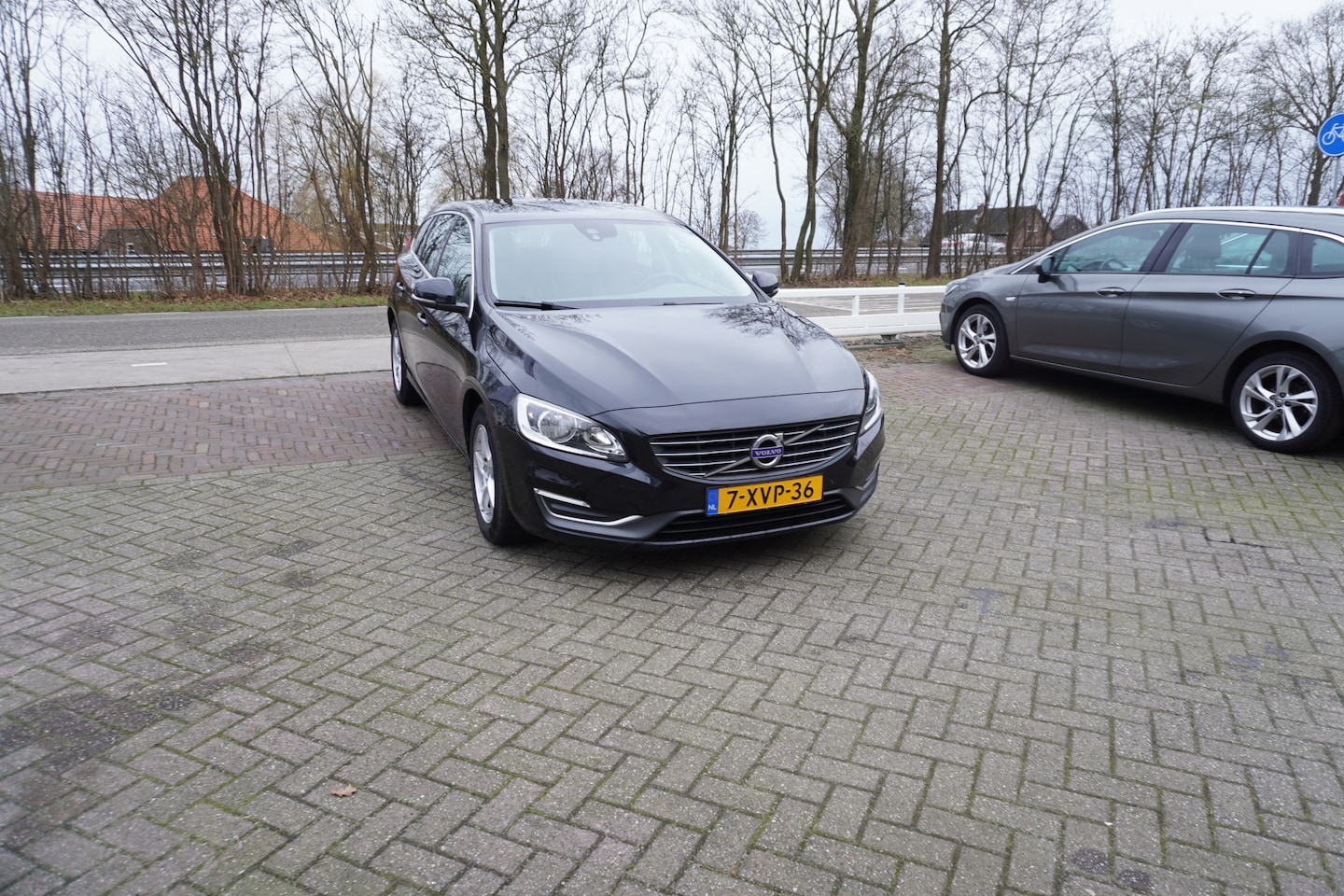 Volvo V60 - 1.6 T4 Summum TREKHAAK HARMAN/KARDON STOELVERWARMING LEER - AutoWereld.nl