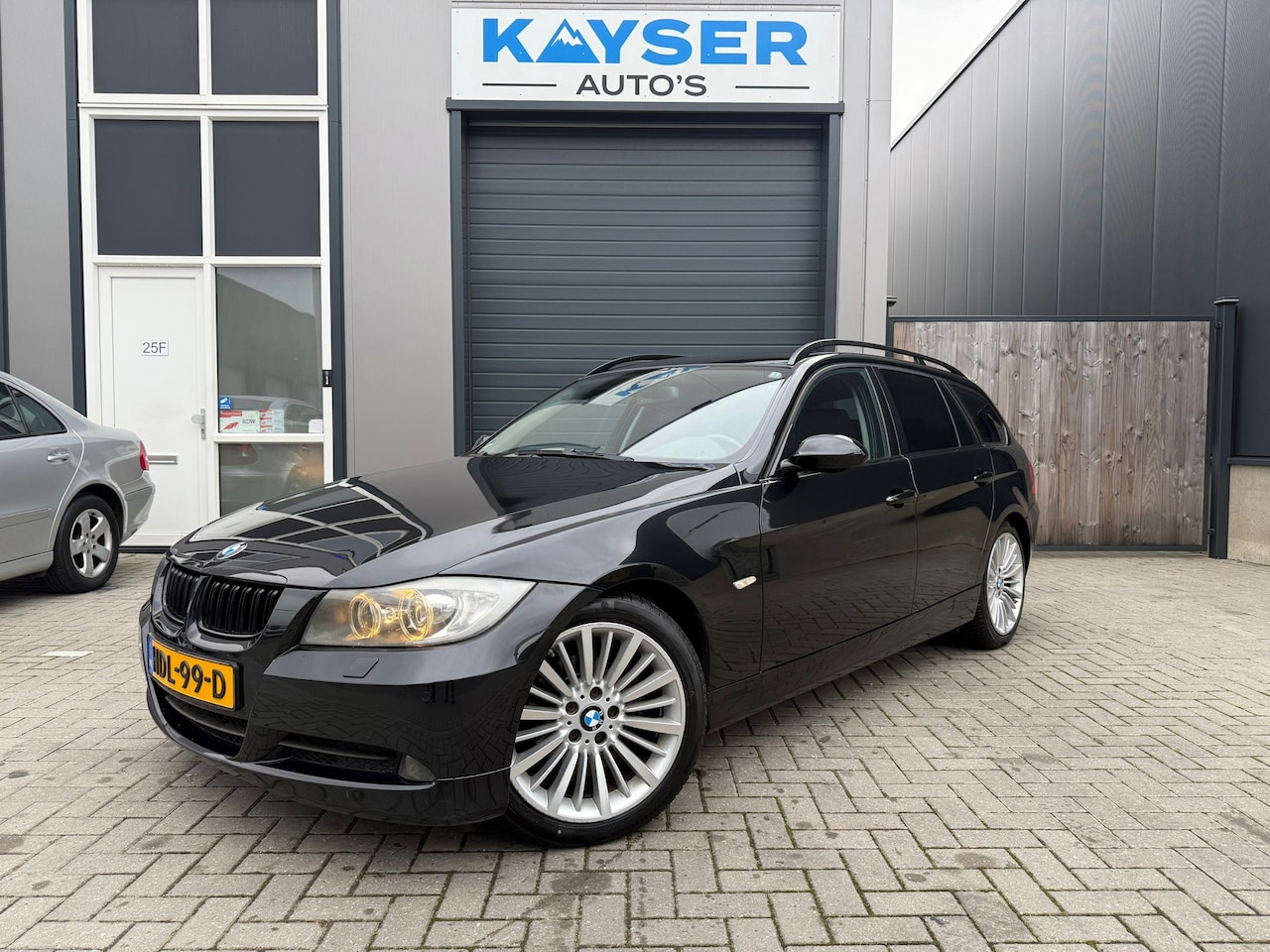 BMW 3-serie Touring - 325i AUT Xenon PDC Pano Stoelverw Elek trekhaak Youngtimer ECC - AutoWereld.nl