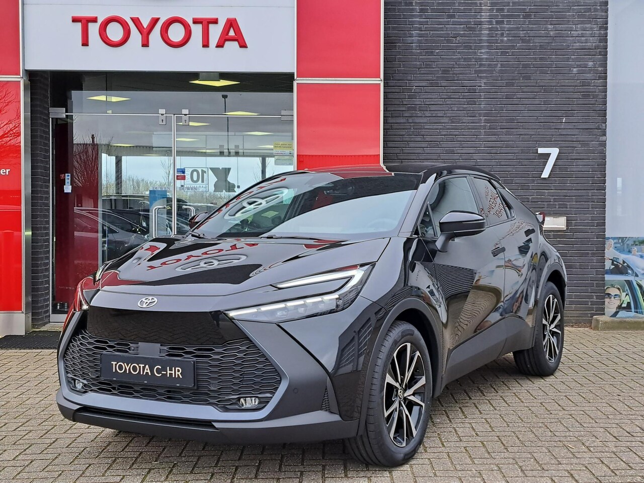 Toyota C-HR - 2.0 Plug-in Hybrid 220 First Edition NIEUW DIRECT LEVERBAAR ELEK-KLEP 360°CAMERA BLIND SPO - AutoWereld.nl