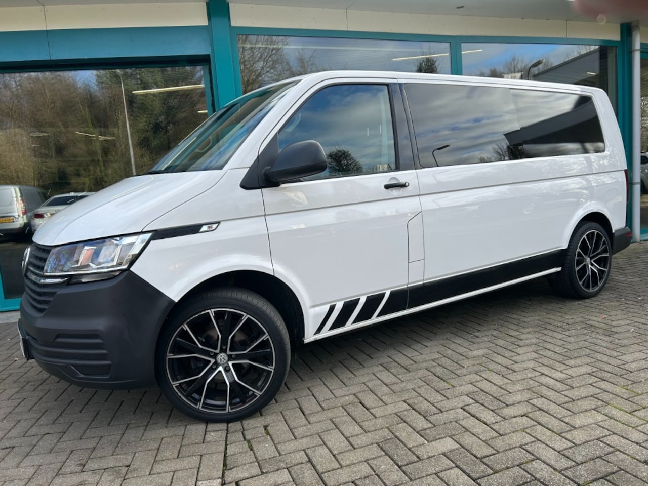 Volkswagen Transporter - 2.0 TDI 150pk DC L2 Navi, CarPlay, 20Inch, TrHaak - AutoWereld.nl