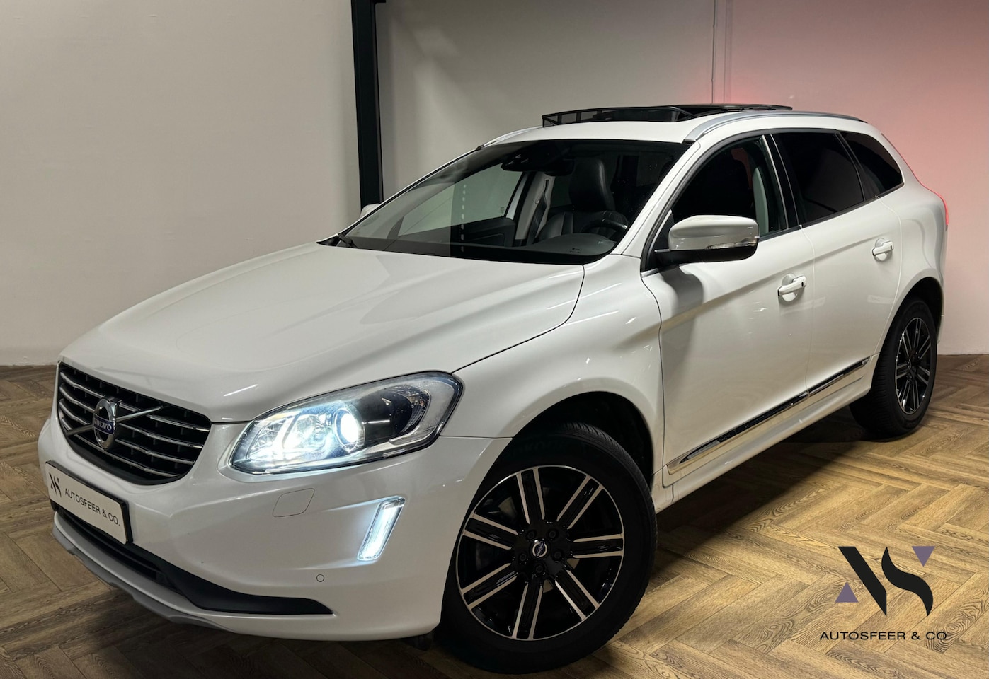 Volvo XC60 - 2.0 T5 SUMMUM PANO KEYLESS VOL' - AutoWereld.nl