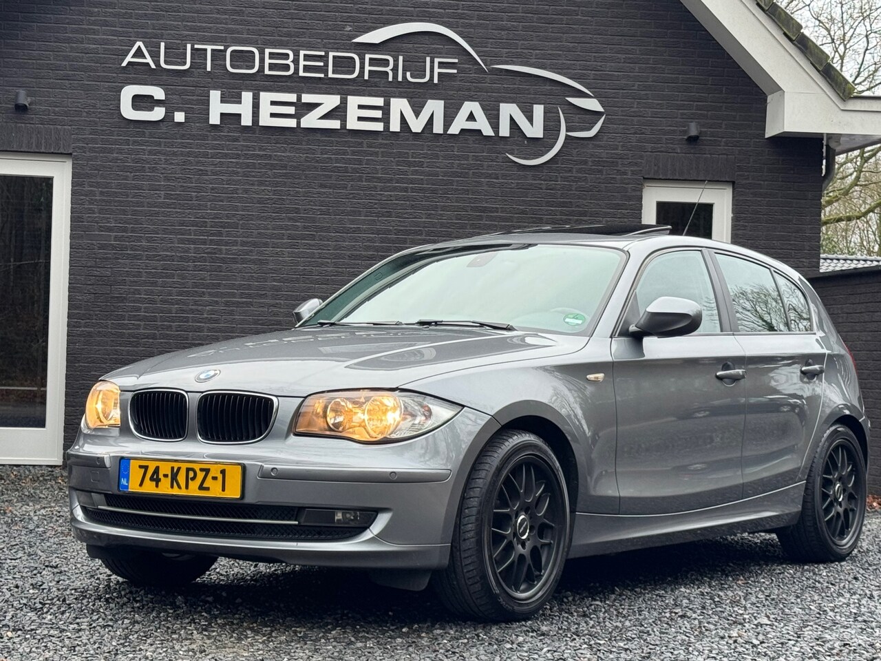 BMW 1-serie - 116i Business Line Style Navigatie Panoramadak Cruise Control MF stuurwiel - AutoWereld.nl