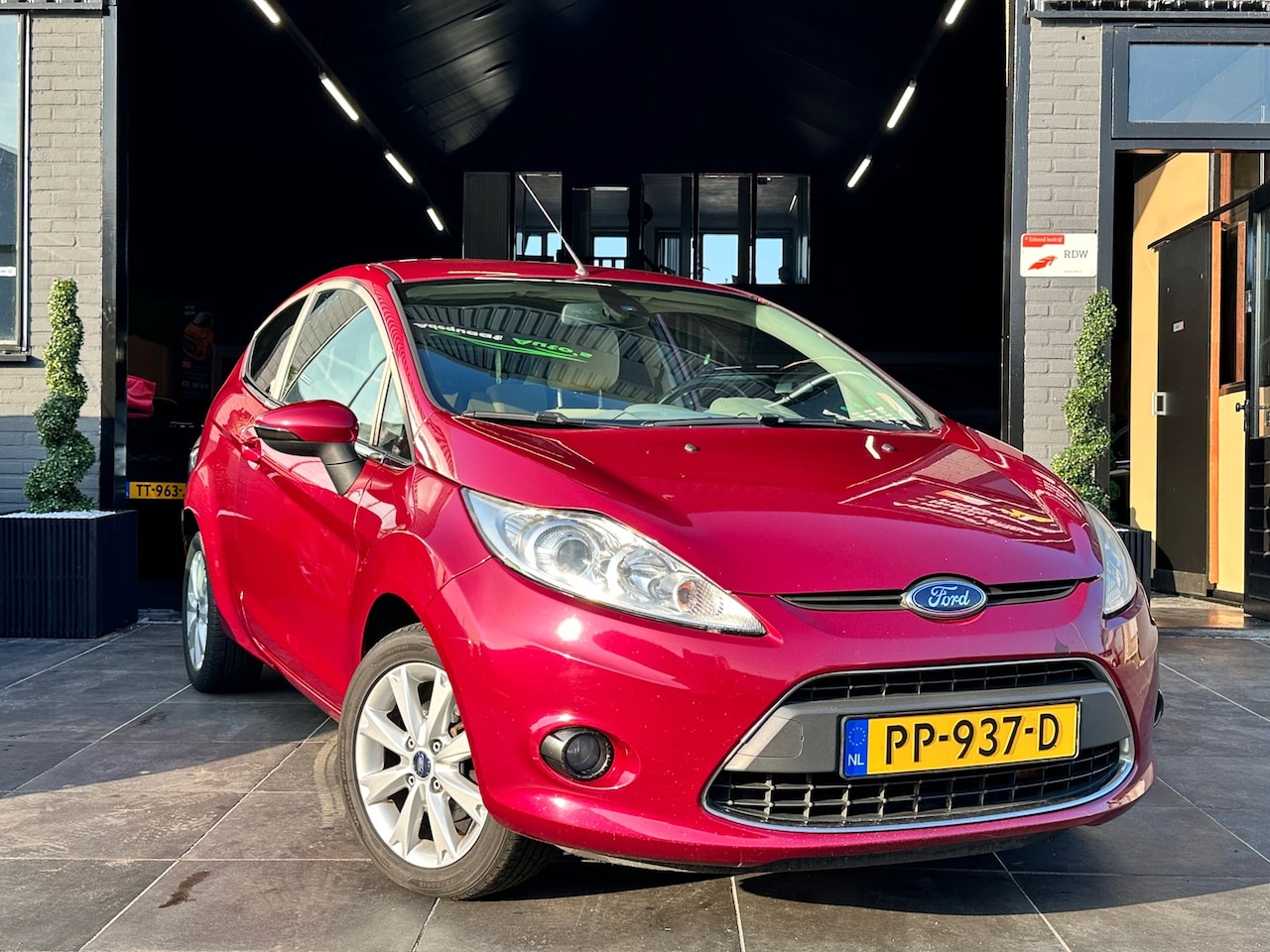 Ford Fiesta - 1.6 Ghia |APK |Stoelverwarming| Luxe uitvoering - AutoWereld.nl