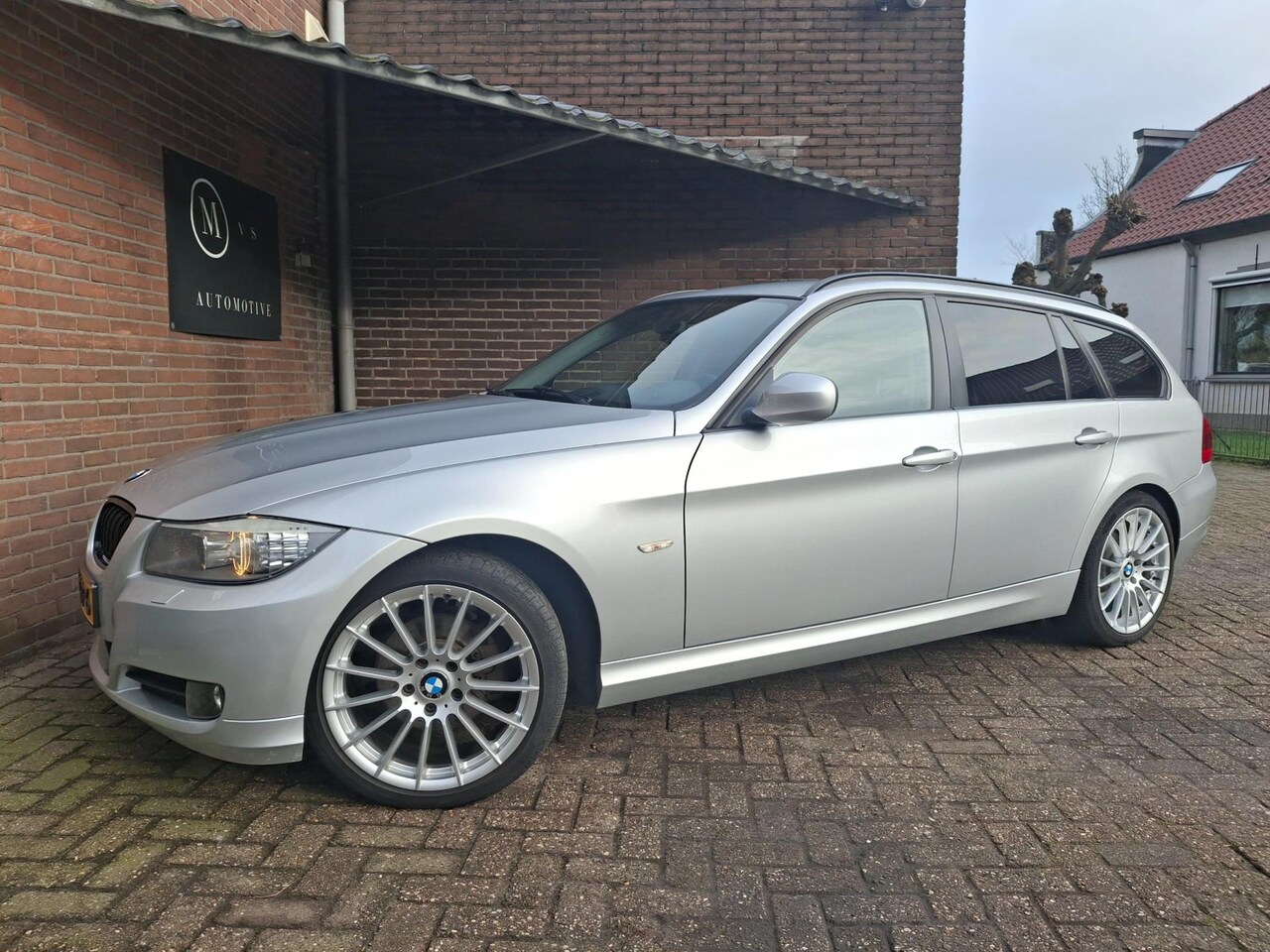 BMW 3-serie Touring - 318i Luxury Line 143PK Navigatie / Trekhaak / Xenon / Lederen Bekleding / Cruise Controle - AutoWereld.nl