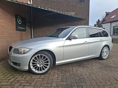 BMW 3-serie Touring - 318i Luxury Line 143PK Navigatie / Trekhaak / Xenon / Lederen Bekleding / Cruise Controle