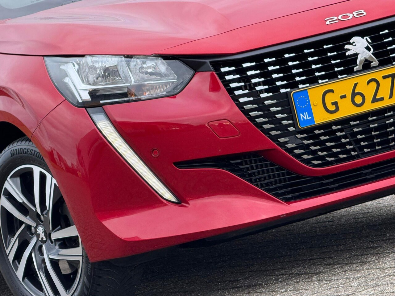 Peugeot 208 - 1.2 PureTech 100pk Blue Lease Allure - Rouge Elixir - 3D/NAV/LMV - AutoWereld.nl