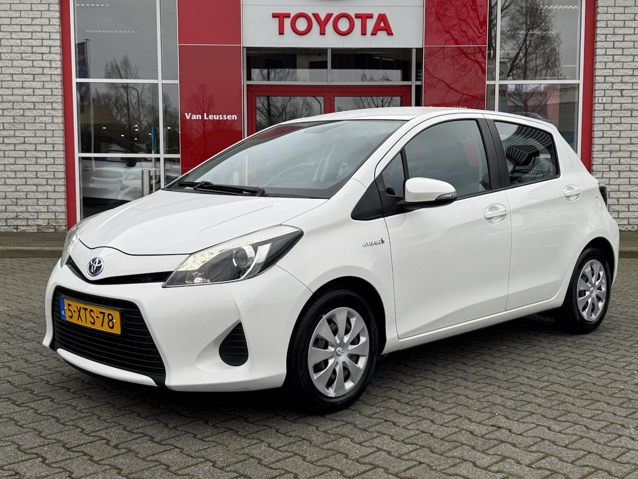 Toyota Yaris - 1.5 HYBRID ASPIRATION NAVI CLIMA CRUISE CAMERA BLUETOOTH RADIO/CD - AutoWereld.nl