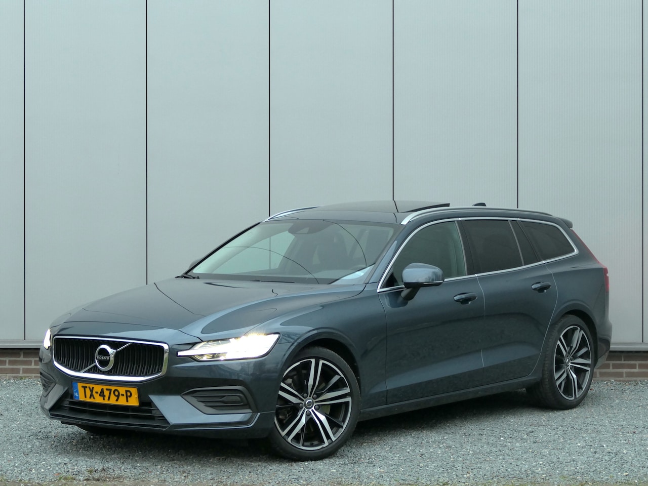 Volvo V60 - T5 AUT Momentum 12 MND garantie / Panoramadak / Navi / Apple carplay & Android auto - AutoWereld.nl