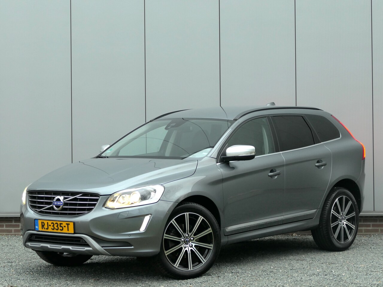 Volvo XC60 - T5 AUT Momentum Sportleer / Navi / Trekhaak / Dealeronderhouden / Harman/Kardon - AutoWereld.nl