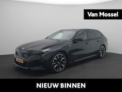 BMW i5 Touring - M60 xDrive 84 kWh | 21'' inch Individual Velgen | 600Pk | B&W-audio| Elektrische trekhaak