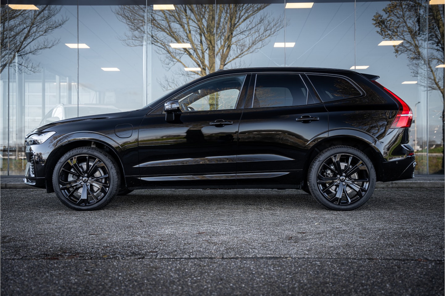 Volvo XC60 - 2.0 Recharge T6 AWD Ultimate Black Edition - B&W - HUD - AutoWereld.nl