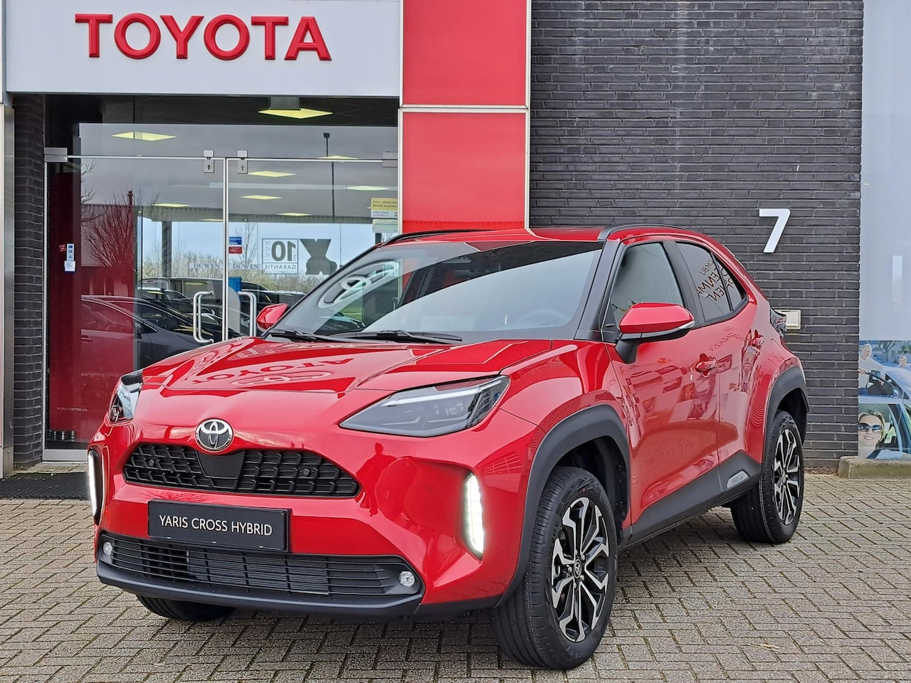 Toyota Yaris Cross - 1.5 Hybrid 115 First Edition NIEUW DIRECT LEVERBAAR BLIND SPOT STOEL/ STUURVERWARMING PARK - AutoWereld.nl