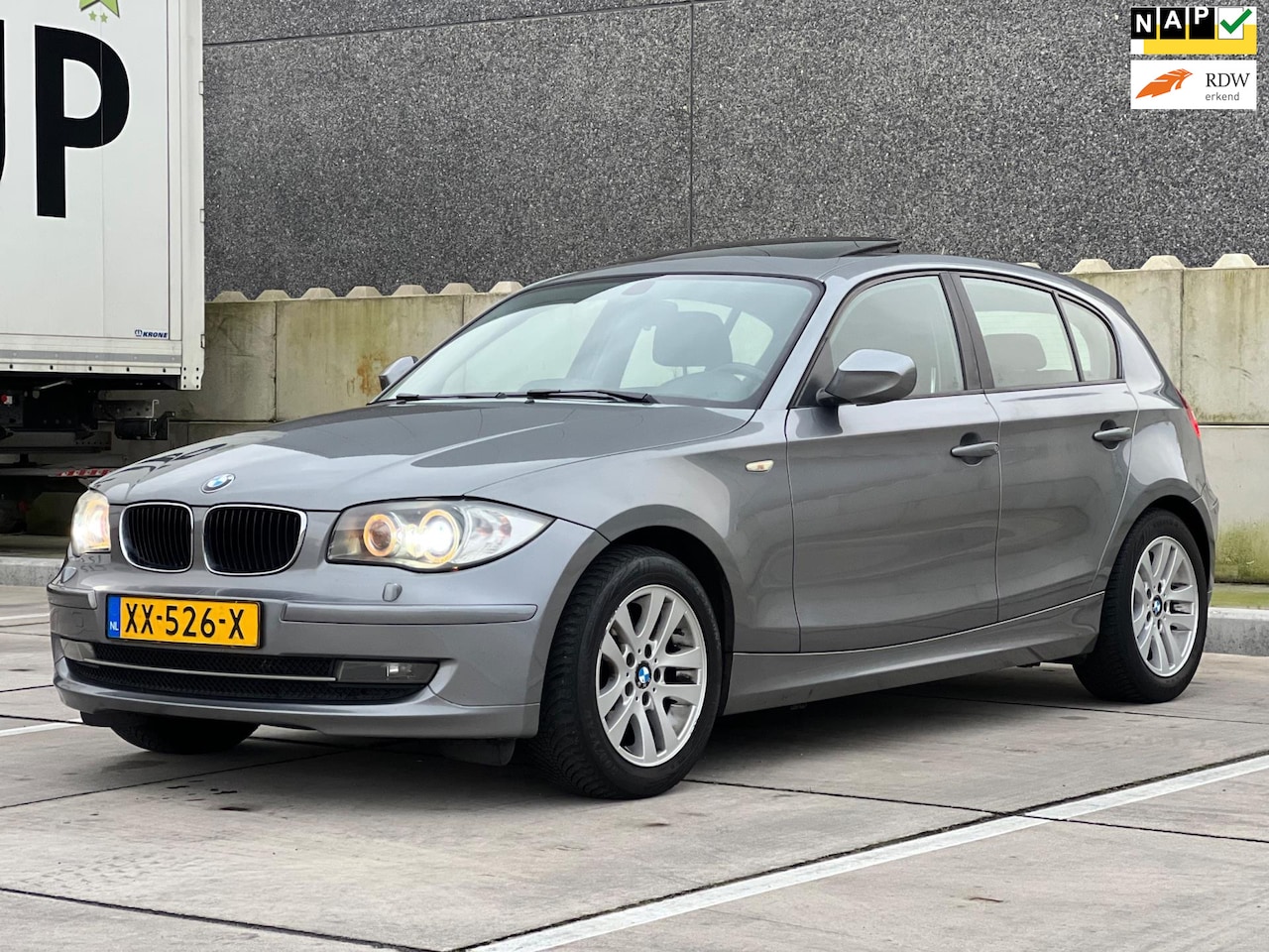 BMW 1-serie - 116i High Executive | Schuifdak | Xenon | Navigatie | Parkeersensoren - AutoWereld.nl