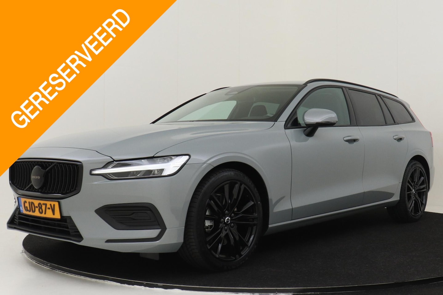 Volvo V60 - B3 (M-HYBRID) ESSENTIAL BLACK EDITION Climate & Park Assist Line, 19" Black Edition Velgen - AutoWereld.nl