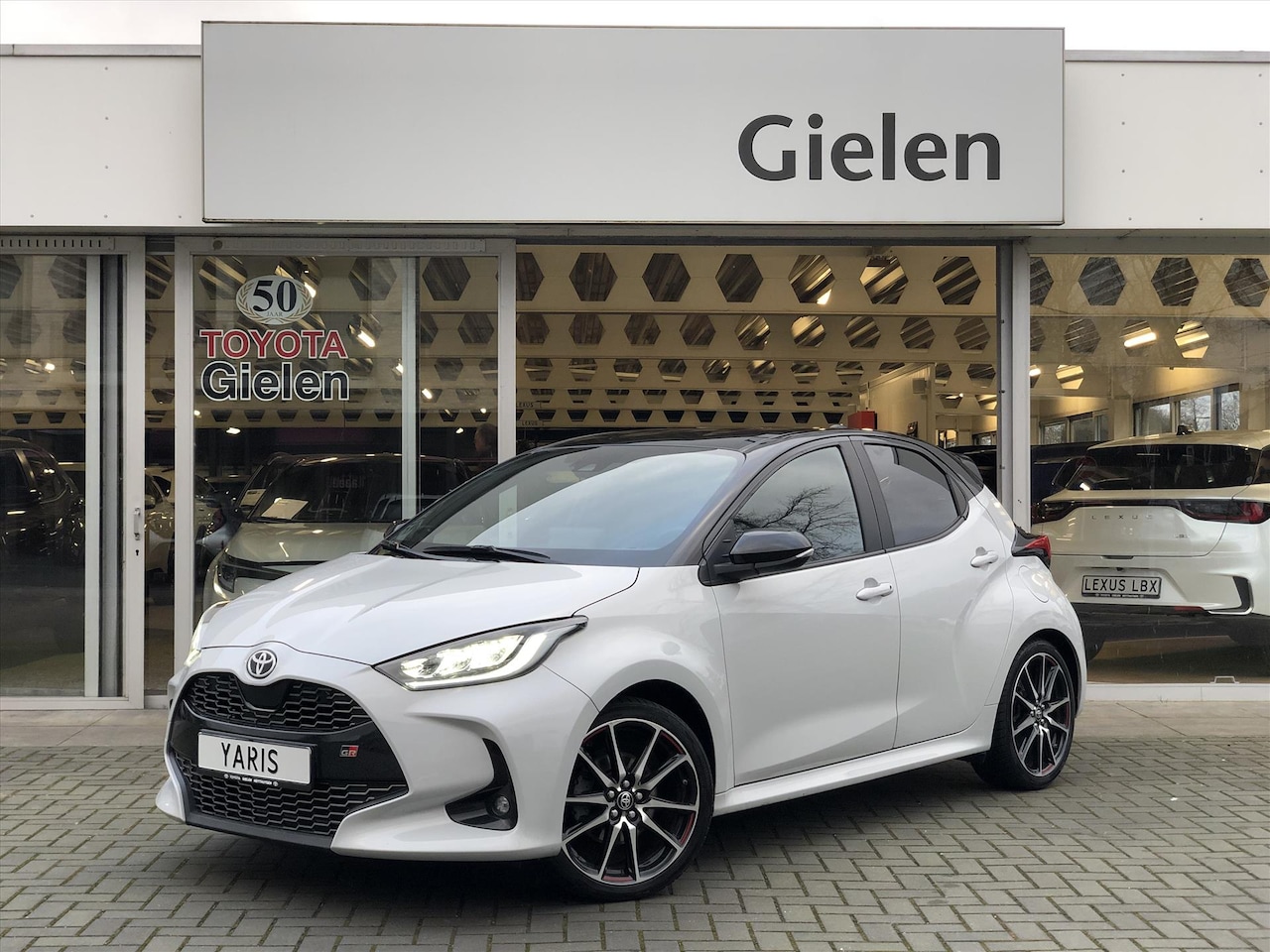 Toyota Yaris - 1.5 Hybrid GR Sport | JBL, Dodehoekherkenning, Stoelverwarming, Smart connect, Dynamic Gre - AutoWereld.nl